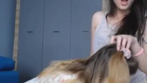 Hübsche Blondine gibt ihrer Transgender-Beste Freundin etwas Liebe