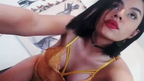 Juicy Latina поглаживает себя