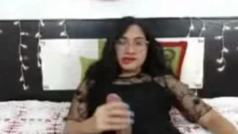 Monströser Penis Tgirl streichelt auf dem Sofa