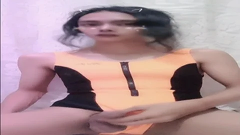 Asiatischer Ladyboy masturbiert vor dem Schwimmen