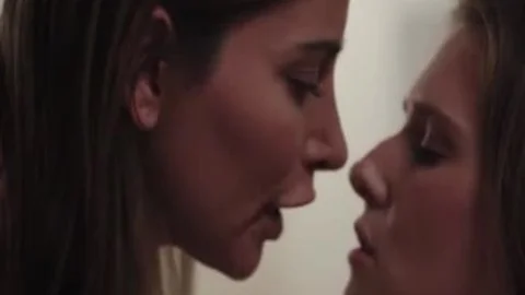 TS Korra Del Rio verführt stieftochter ashly lane und fickte ihre muschi