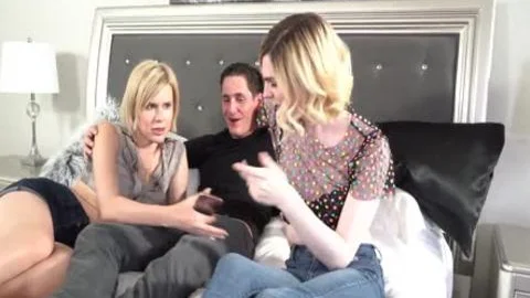 Minderjährige Ella Hollywood lässt sich ihr Arschloch nageln, während Julia zuschaut