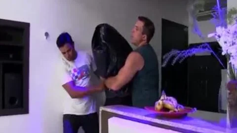 Ein Paar Schläger haben Analsex mit einem Brünetten-Haarsheboy