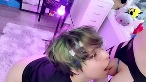 Lustiger Femboy saugt ein erigiertes Stück Schwanz