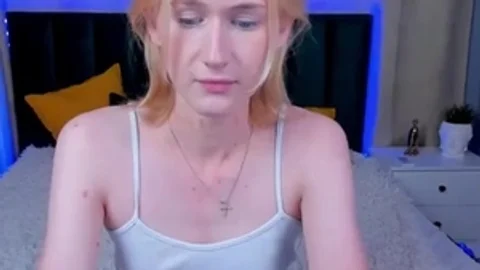 19-jährige Blondine russische Transenmädchen lutscht Sexwerkzeug vor der Webcam