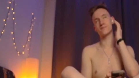 Wunderschönes und sinnliches Schwanz lutschen von einem Mann zu einer Ladyboy