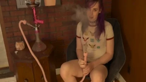 Nerdy Trans Stoner-Freundin raucht Wasserpfeife in Unterwäsche, während sie wichst