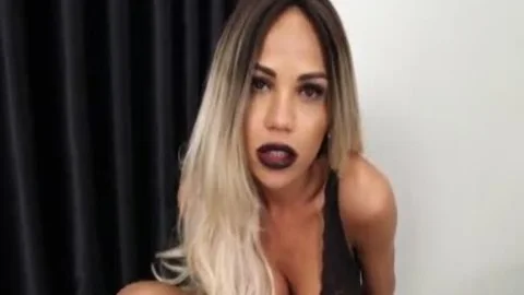 Schöne heiße Ladyboy-Masturbation