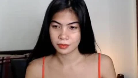 Hübsches TGirl, das auf der Cam masturbiert.