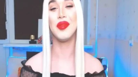 Wunder Ladyboy kleine Brüste riesiger Schwanz