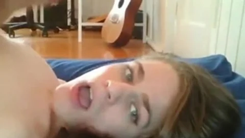 Sie ist durstig und spielt allein. Vollständige Version