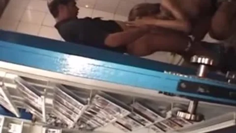 Faszinierendes Shemale-Model gibt Blowjob in der Toilette eines Porno-Ladens