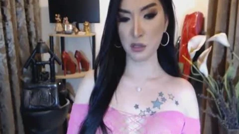 Pinay Shemale wichst und kommt hart