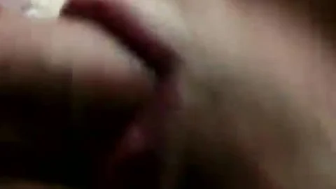Zwei schlanke Transen machen einen Blowjob und lecken Arschlöcher für zwei Kerle im Wald