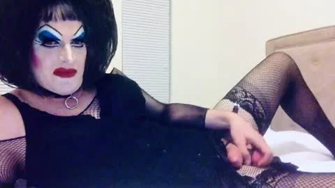 Großes Make-up, sissy-Schlampe Debra streichelt sich für Webfans