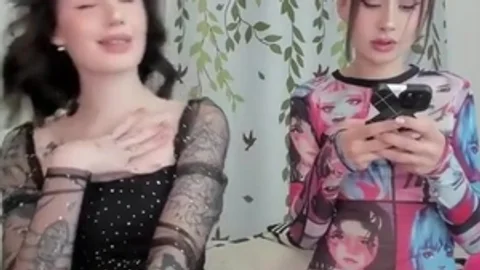 Verführerische kleine russisch-transsexuelle Mädchen mit Tätowierungen haben Spaß vor der Webcam.