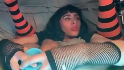 Großer Schwanz, transsexuelle Galerie wichst und saugt sich selbst auf der Webcam