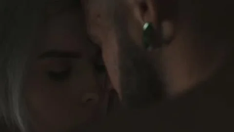 Blondes Mädchen schlägt ihren Kerl mit einem Schwanz und einer Arschloch-Rampe