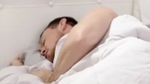 TBabe Ryder Monroe knallt ihren Schwager, während ihr Ehemann schläft