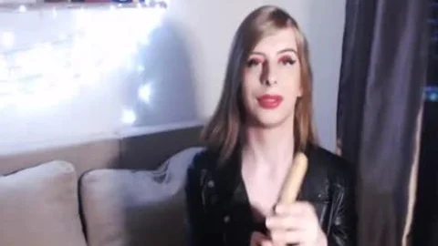 Rockfan Teen Sheboy reitet auf einem falschen Penis und macht einen Ahegao