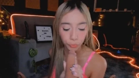 Ladyboy genießt eine Ladung von SEX Ramrod-Saft
