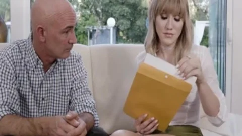 Schmierige Ehemänner Knopf machen, damit der Arsch von Babe Lena Kelly zufrieden ist