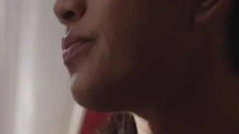 Attraktives Transgirl Jessie Fox lutscht hungrig den harten Zehn-Zentimeter-Dickschwanz ihres Stiefbruders