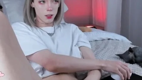 Femboy flaco yuri milk se corre a las 6.00