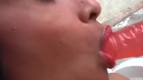 Pamela Araujo streichelt