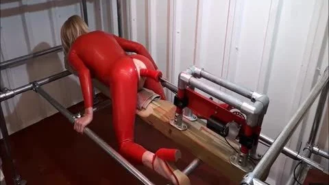RachelSexyMaid – 34 Jahre alt, Fickmaschine im roten Lack-Catsuit in einem Verlies