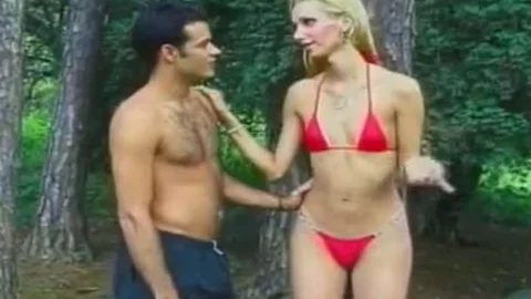 Hübsche junge blonde Shemale mit prallen Brüsten liebt es, in den Arsch gestochen zu werden