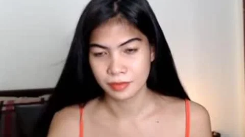 böse Transe Pinay Babe masturiert vor der Kamera