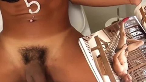 Ladyboy flaco en pantalones cortos de jean masturbándose En su baño