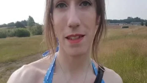 Im Sommerkleid draußen Arschloch ficken, öffentlich ohne Hose mit dem Finger bohren