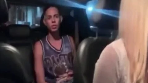 Blonde Ladyboy-Predatorkabinenfahrer holt einen Straßenjungen ab