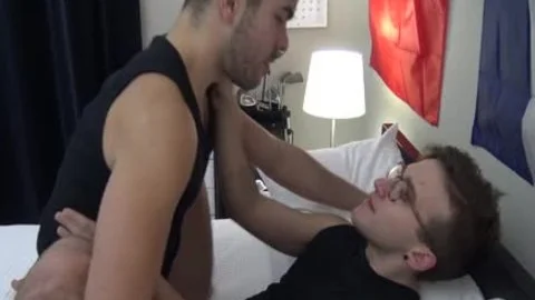FTM Weeny Ari Koyoto von der Stimmung nach schönem Deepthroat BJ gehänselt
