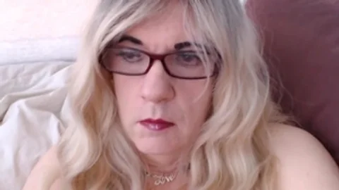 Mikaela Lilyskin isst Sperma aus ihrem dunklen Korsett