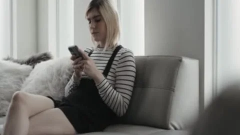 TS Ella, die von ihrem Stiefbruder Dante beim Telefonsex erwischt wurde, so dass dieser Kerl sich ihr anschloss